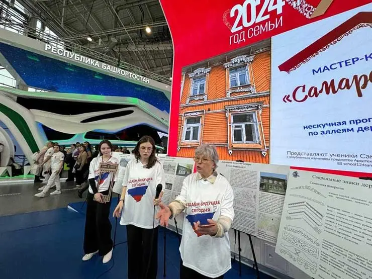 На выставке «Россия» школьники собрали деревянные окна 