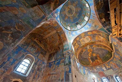 Реставраторы восстанавливают в Мирожском монастыре найденные в оконных проемах фрески
