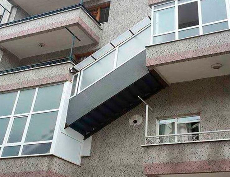 В Петербурге жителям хрущевок велели убрать остекление с балконов