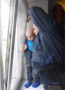 В Новокузнецке ребенок застрял в окне