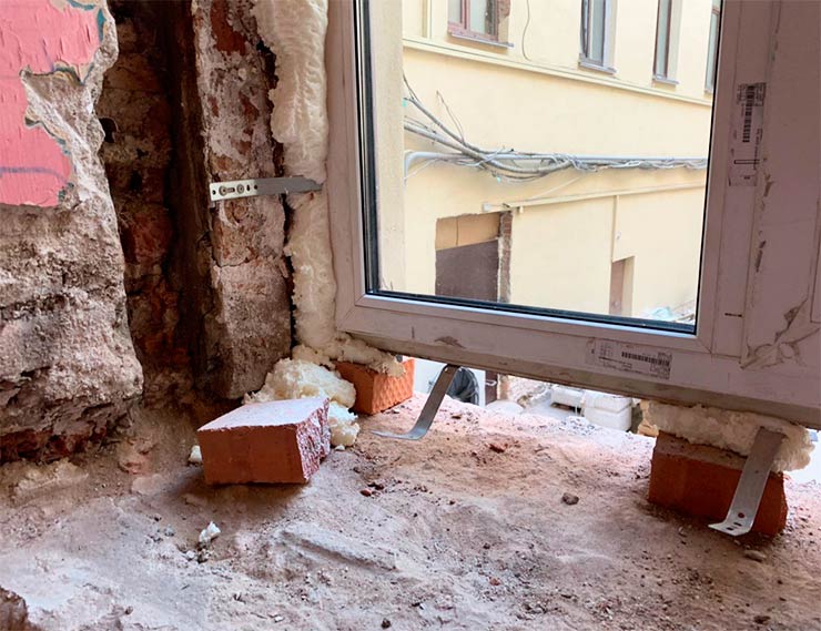 Жильцы против: в доме-памятнике на Гороховой с аптекой Пеля устанавливают пластиковые окна