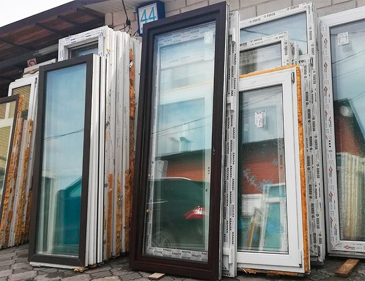 Б/у окна и двери и мастер со скидкой: как россияне экономят на ремонте