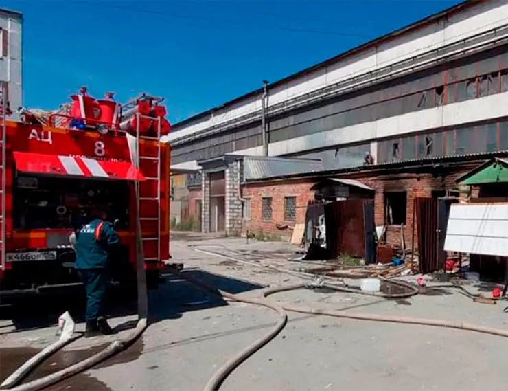 В цехе по изготовлению стекла в Новосибирске произошел пожар со взрывами