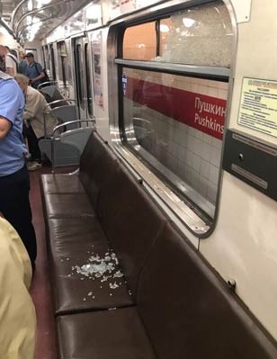 В Петербурге во время движения поезда метро лопнуло оконное стекло