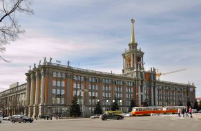 Чиновники обнаружили, что окна в здании мэрии Екатеринбурга не соответствуют историческому виду