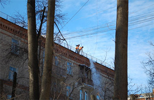 Жители-собственники отвечают за очистку козырьков над балконами и кондиционеров от снега и наледи