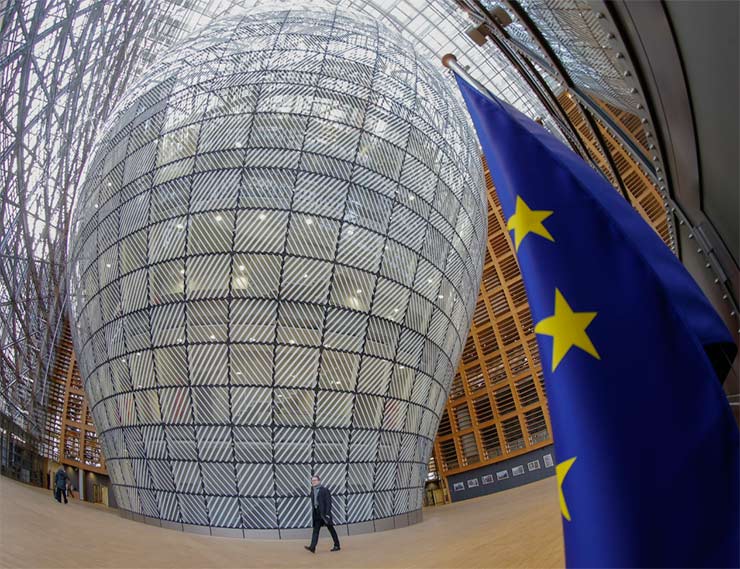Акция Greenpeace привлекла внимание к окнам Европарламента в Брюсселе