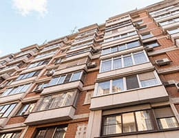 Пермяк заплатил 105 тысяч за то, что оконная створка упала на чужую машину class= Пермяк заплатил 105 тысяч за то, что оконная створка упала на чужую машину