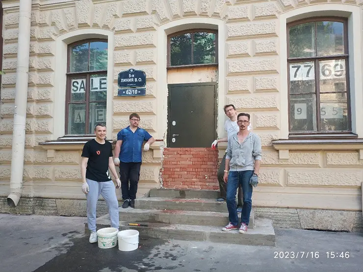 Жители дома Макаровых и градозащитники замуровали кирпичом незаконные дверные проёмы в окнах