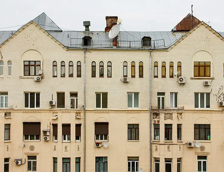 В более 60 домах в неоклассическом стиле заменят окна