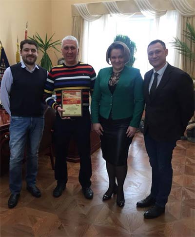 profine RUS вручила диплом официального партнера компании «Хамелеон»