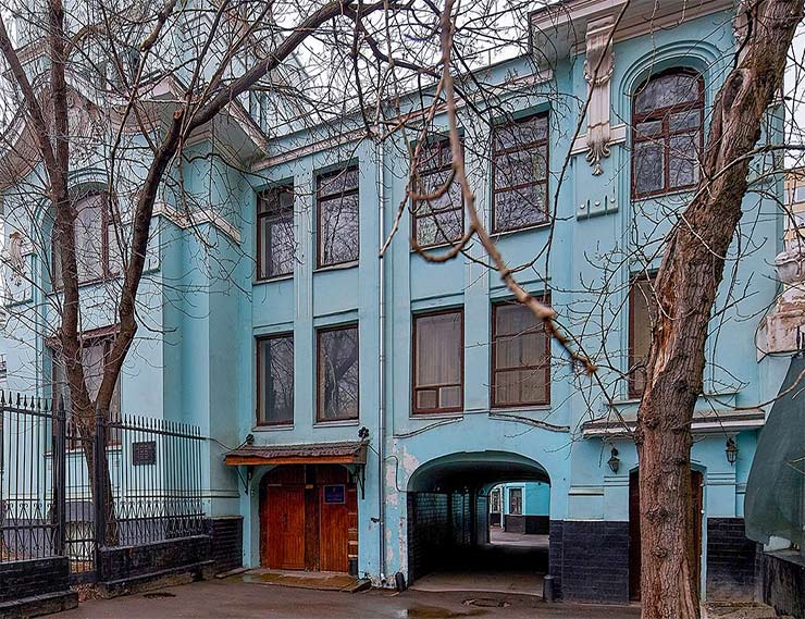 Оконные рамы и витражи отреставрируют в особняке с мезонином в Москве