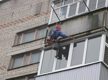 Аварийные балконы в старой части Волжского заставили отремонтировать УК «Спутник»