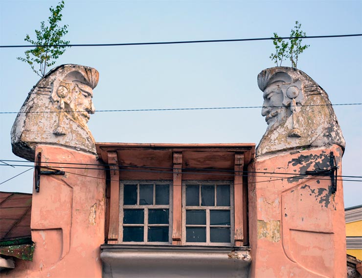 Окна «Шахматного дома» в Нижнем Новгороде реставрируют с нарушениями