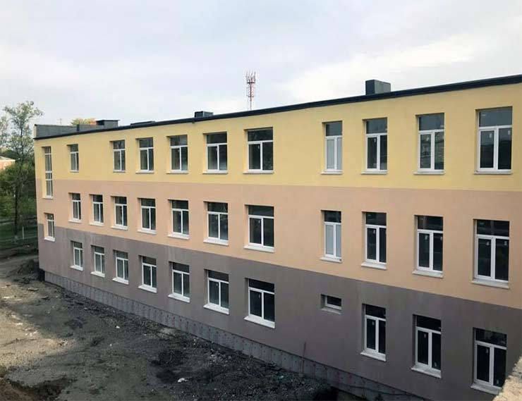 Партнер «ЭксПроф» остеклил школу в Кемеровской области