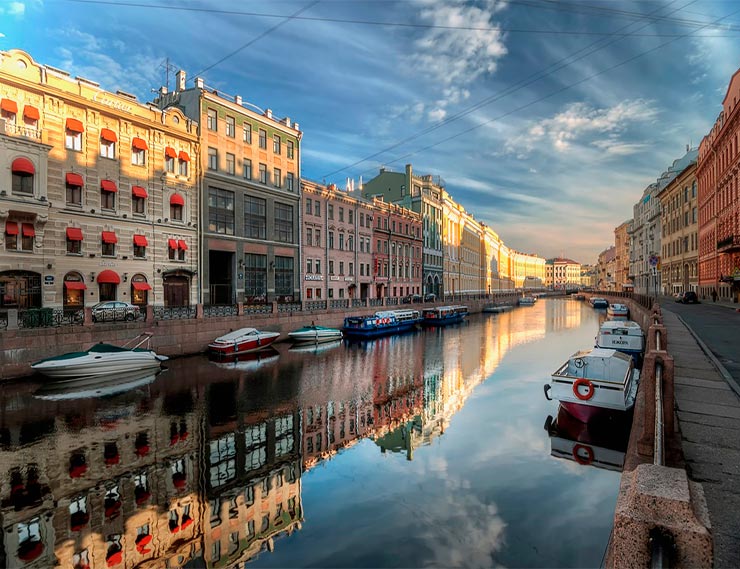 Активисты Санкт-Петербурга добились сохранения исторического окна с витражом