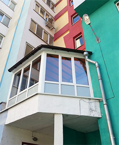 В Беларуси житель многоквартирного дома построил лоджию на козырьке подъезда и узаконил «самоволку»