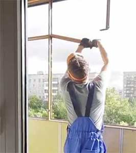 Из-за угрозы обрушения спасатели в Красноярске демонтировали остекление балкона