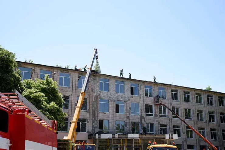 В Донецке и Луганске в 2024 году восстановят 1237 зданий 