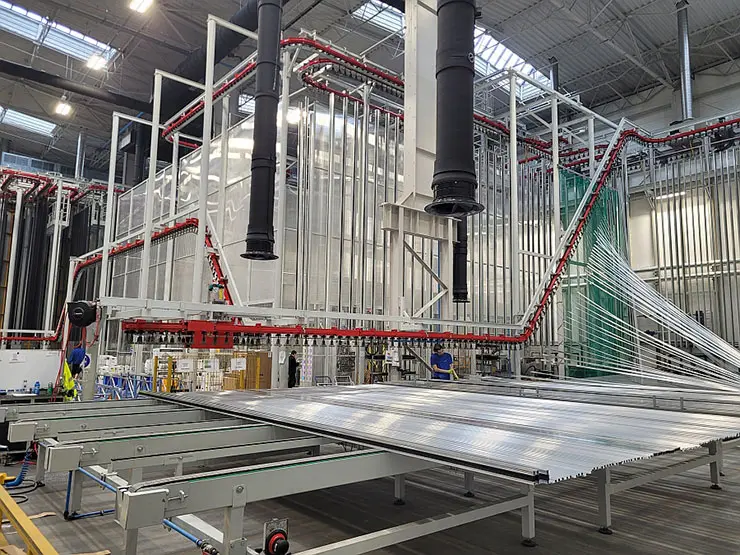 Один из новых вертикальных покрасочных цехов Aluprof Один из новых вертикальных покрасочных цехов Aluprof