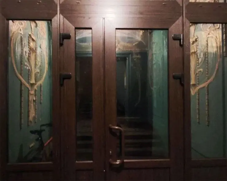 Обновленный дверной тамбур в доходном доме Корневых