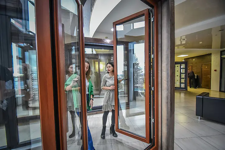 Личный контакт с менеджером и посещения шоурума с образцами в натуральную величину влияют на конечный выбор Личный контакт с менеджером и посещения шоурума с образцами в натуральную величину влияют на конечный выбор