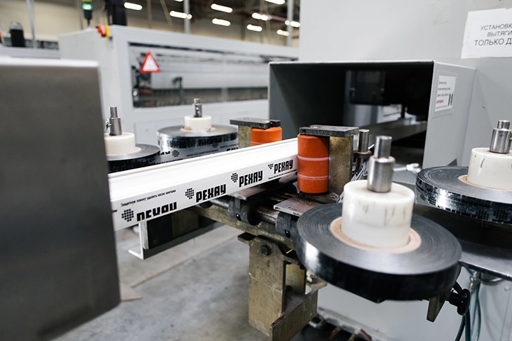 Завод ПВХ-профиля «РЕХАУ» в пос. Гжель, производственная линия Завод ПВХ-профиля «РЕХАУ» в пос. Гжель, производственная линия