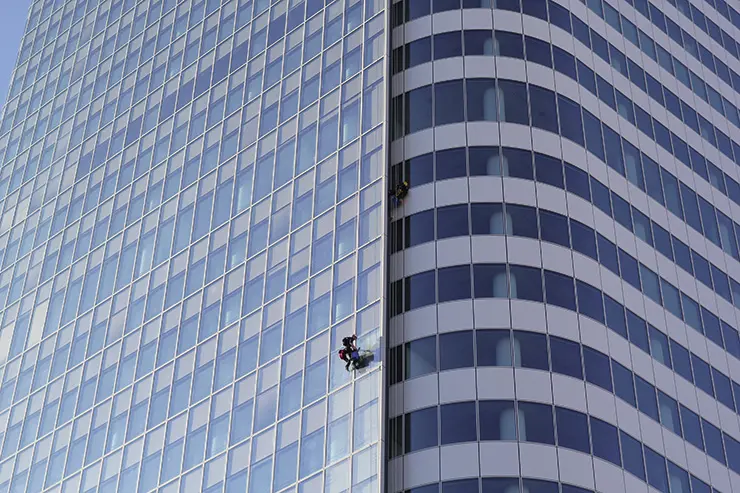 Большие окна требуют надёжную фурнитуру Большие окна требуют надёжную фурнитуру