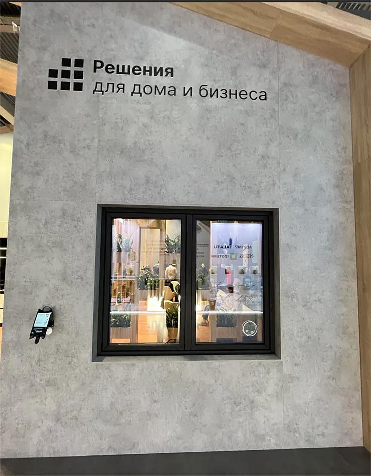 Черное окно с необычной фурнитурой ROTO Black Edition Черное окно с необычной фурнитурой ROTO Black Edition