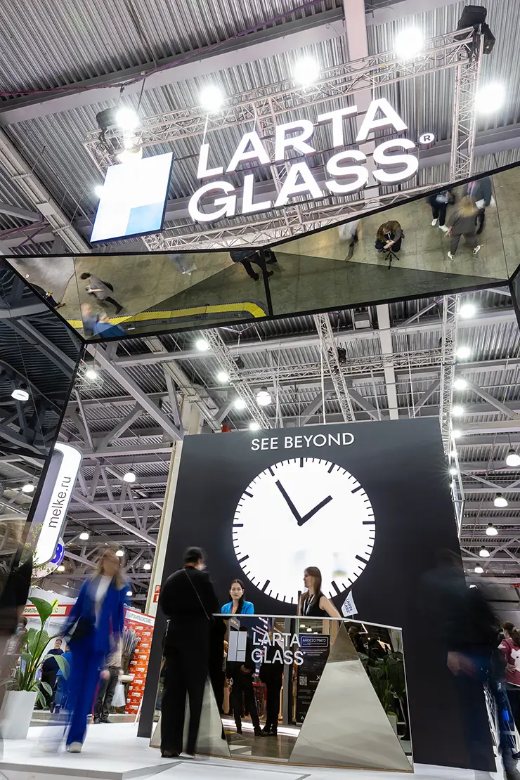 Стеклянные часы на стенде Larta Glass, MosBuild 2023 Стеклянные часы на стенде Larta Glass, MosBuild 2023