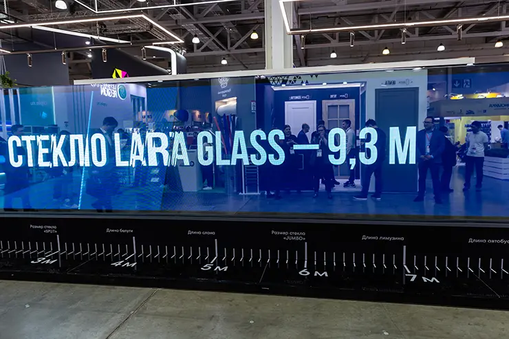 Стеклянные часы на стенде Larta Glass, MosBuild 2023 Стеклянные часы на стенде Larta Glass, MosBuild 2023
