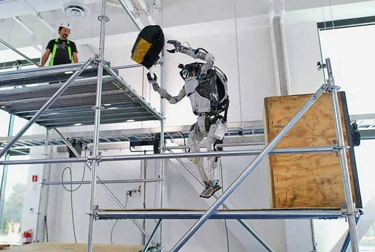 Робот-гуманоид на стройплощадке