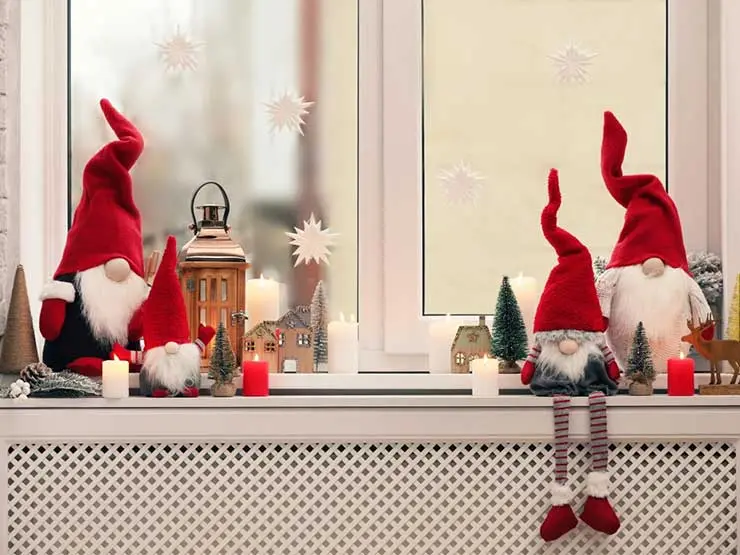 Новогодние узоры на стекле из искусственного снега Новогодние узоры на стекле из искусственного снега