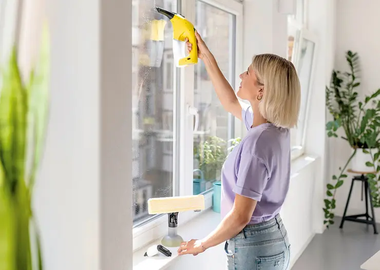 Аккумуляторный оконный пылесос-стеклоочиститель станет хорошим помощником при наличии большого количества окон в доме