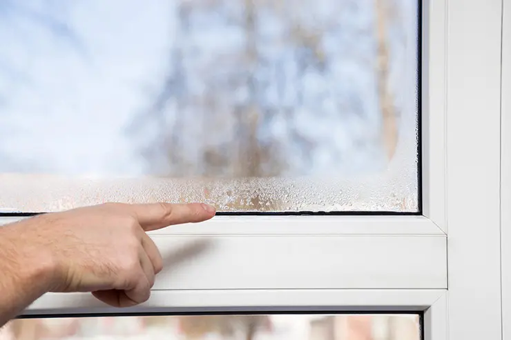 Конденсат на окнах является отличным индикатором уровня влажности в помещении