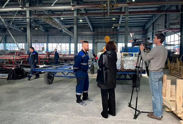 Журналист телеканала «Тюменское время» берет интервью на заводе «ЭксПроф»