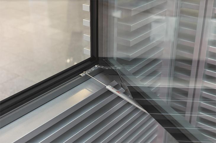Roto Frank представляет новый ограничитель открывания для алюминиевых окон с функцией плавного торможения створки