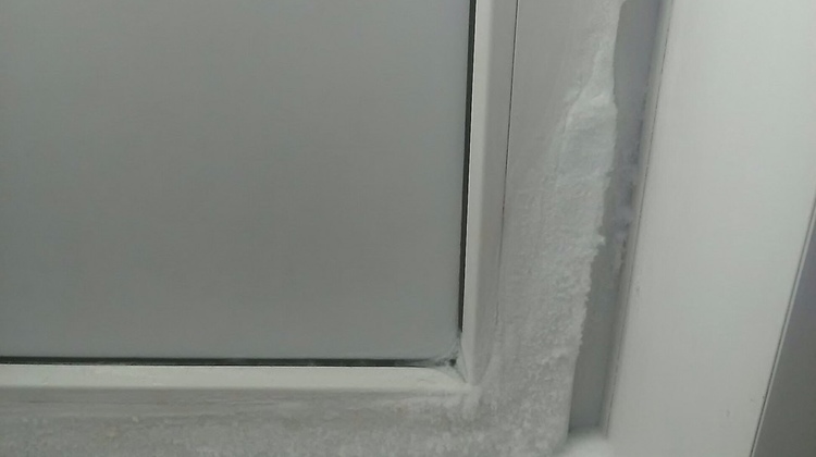 Ачинцы в социальных сетях делятся фотографиями промёрзших пластиковых окон