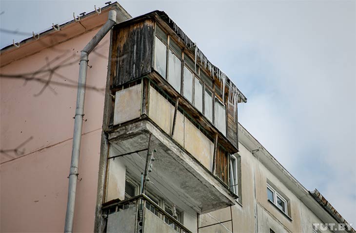 «Хотели срезать 49 балконов». В хрущевке «капремонт за месяц» длится полгода, и это еще не конец
