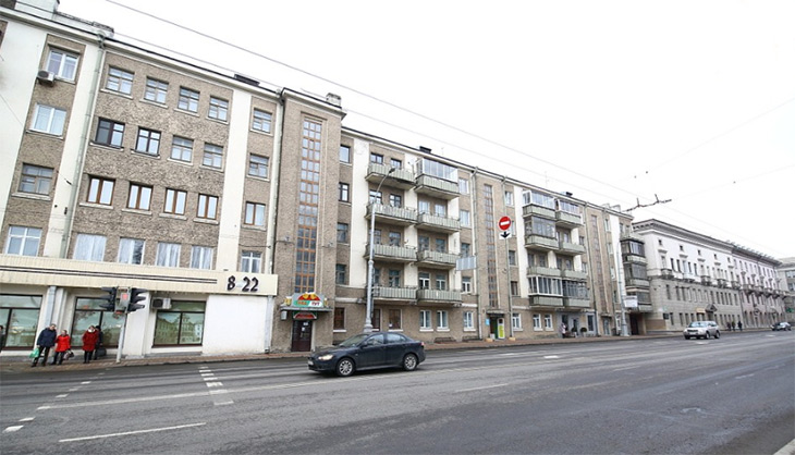 «Привести в надлежащий вид». Жителям домов в центре Минска сказали перекрасить окна в коричневый цвет