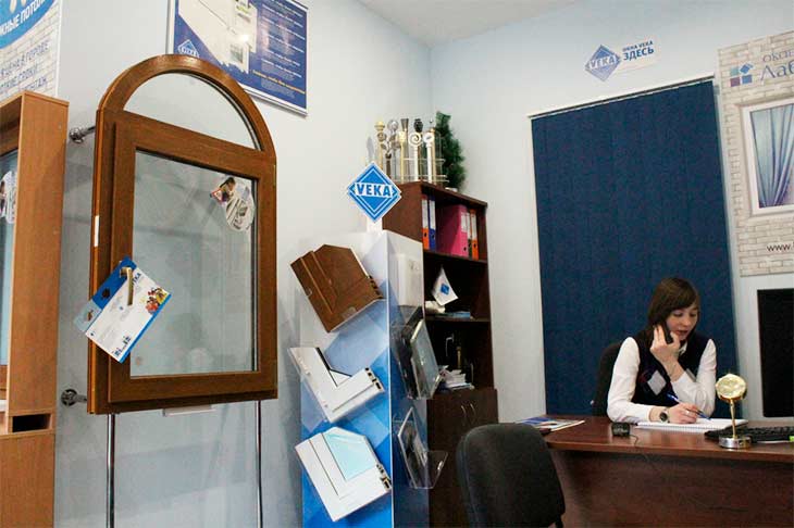 Оконный завод «Лабрадор», партнер VEKA Rus, открыл новый офис у метро «Парк Победы» по адресу: Московский проспект, 167. Это уже 20-й салон продаж компании в Санкт-Петербурге.