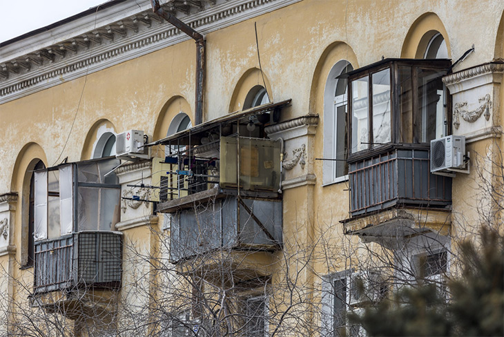 Соседей Дома Павлова в Волгограде заставят снять телетарелки и остекление с балконов