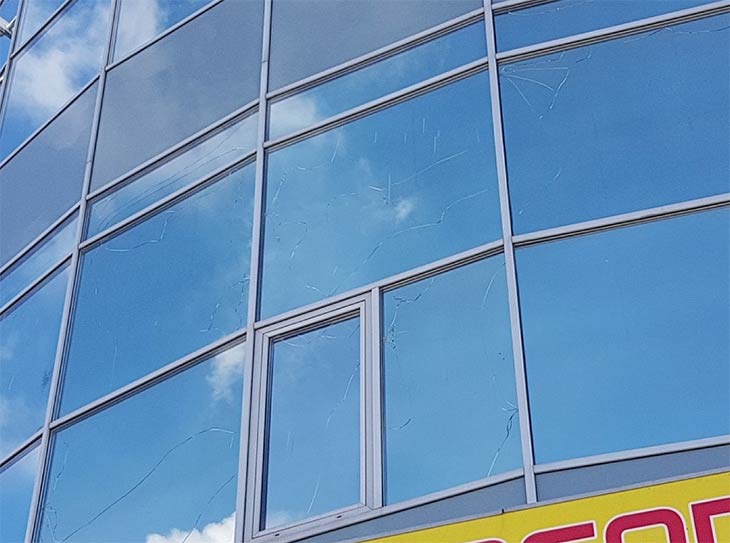В Череповце в ТЦ лопнули стекла из-за ошибки в остеклении