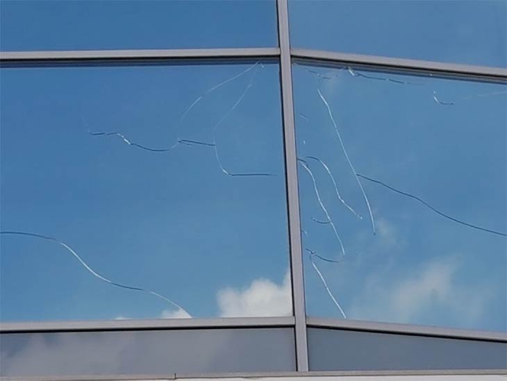 В Череповце в ТЦ лопнули стекла из-за ошибки в остеклении