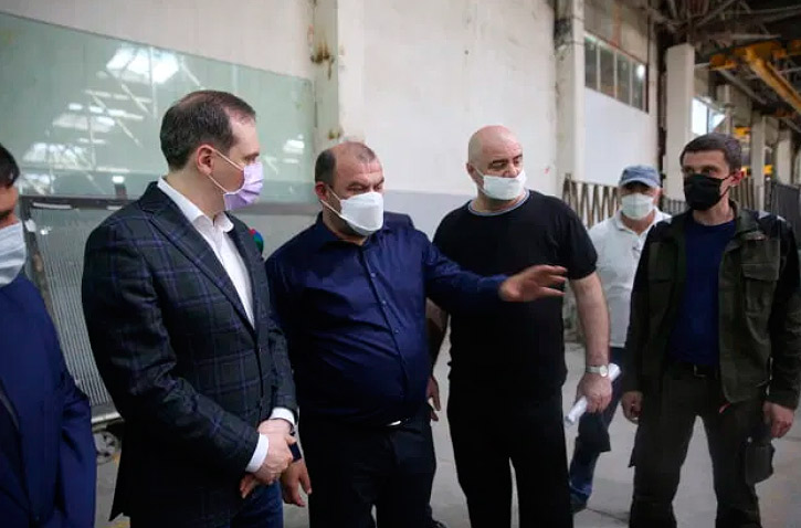 Производство стеклопакетов ООО «Стеклопроект» посетил Председатель Правительства Дагестана