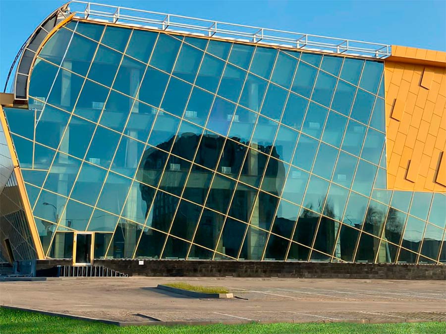 Крупнейший в Европе мебельный центр остеклен стеклом Pilkington