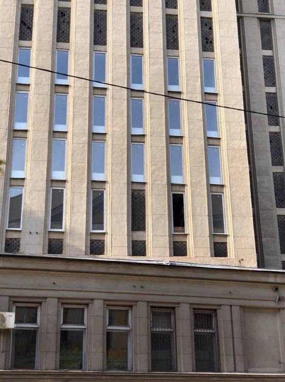 Уникальные окна одного из зданий Государственного архива в Москве сменили на обычные пластиковые