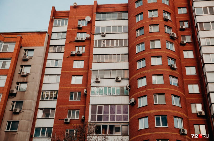 Этот дом на 50 лет Октября мог бы выглядеть единообразно, но собственник одной из квартир решил иначе. Фото: Ирина Шарова
