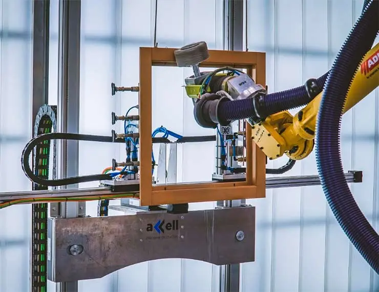 Шлифовальный робот Abramotion на производстве деревянных окон