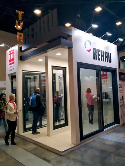 Оконные и дверные решения REHAU на стенде компании «Де-Факто»